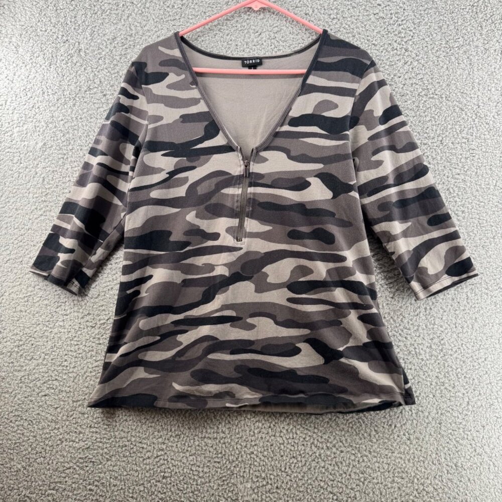 Torrid Camouflage V-Neck 3/4 Sleeve Top 1/4 Zip Front  Size 2